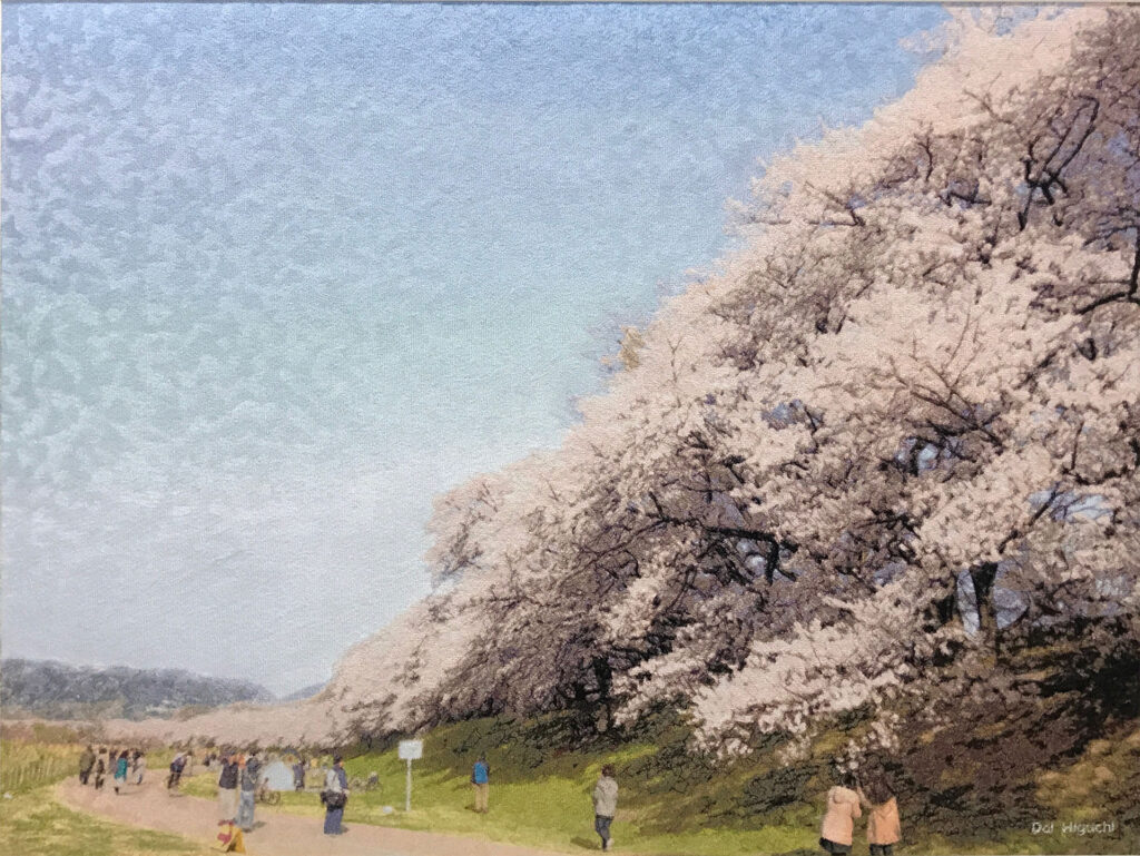 フォト刺繍作品「背割堤の桜」。満開の桜並木と青空を、糸とステッチで写実的に表現した大作。京都・八幡市の春の風景が題材。