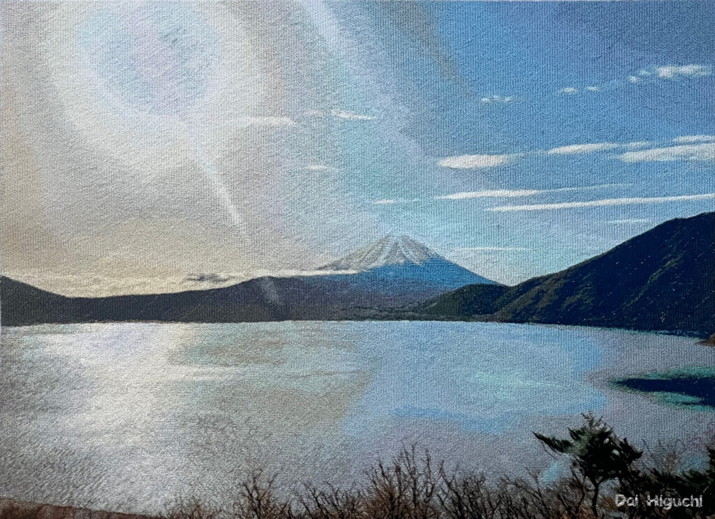 本栖湖の幻想的な風景をフォト刺繍にしました。太陽の光と本栖湖の湖面の反射を刺繍で表現している。