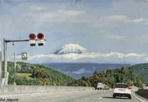 「高速道路を走る車越しに、雲をまとった富士山が見える情景を精密なフォト刺繍で表現した作品。前景には道路標識、周囲には緑の山並みが広がり、遠景の富士山が柔らかな糸の光沢で描かれている。」